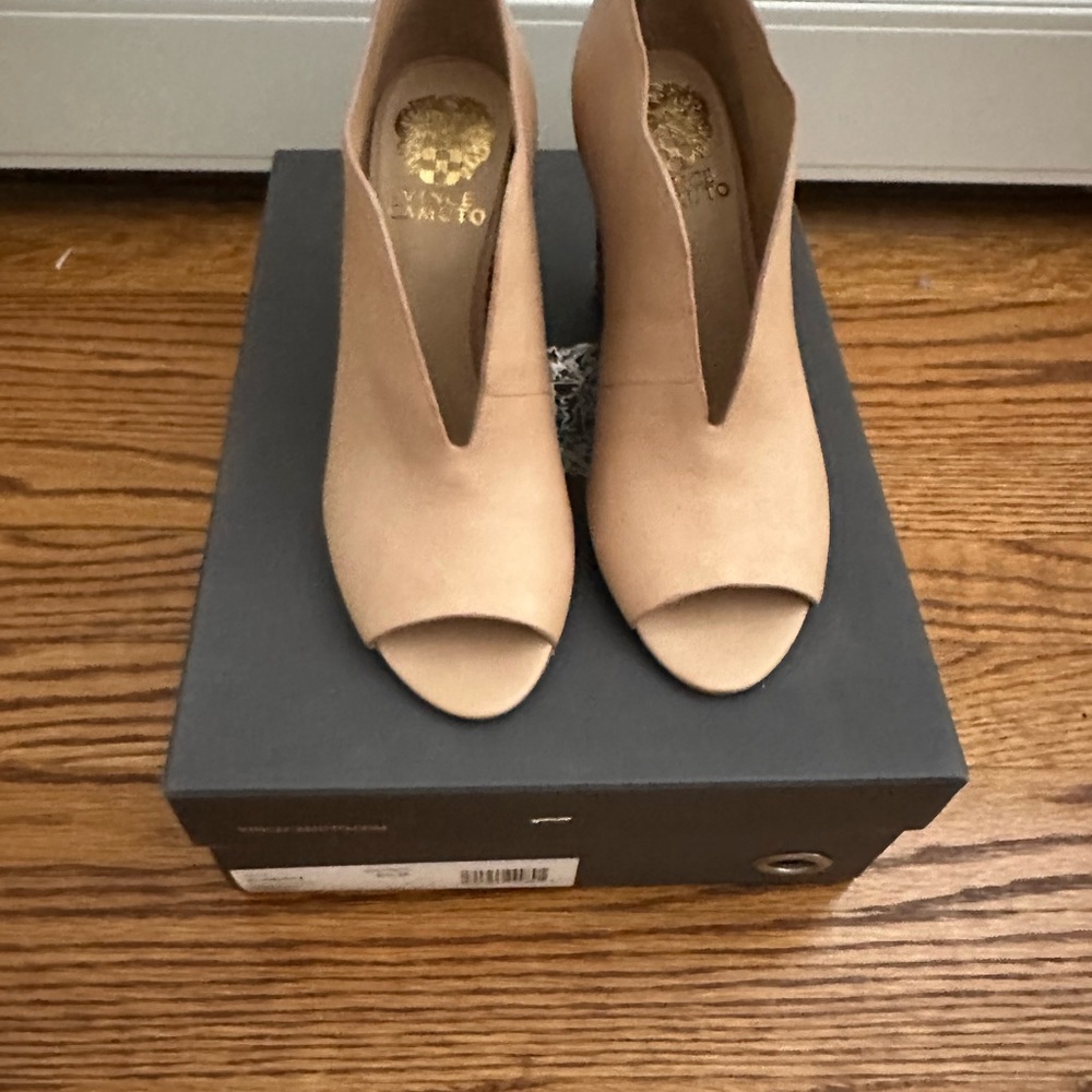 Vince Camuto Women's Beige Peep Toe Heels Brand New